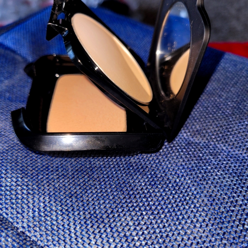 Compact Foundation Powder with Mirror